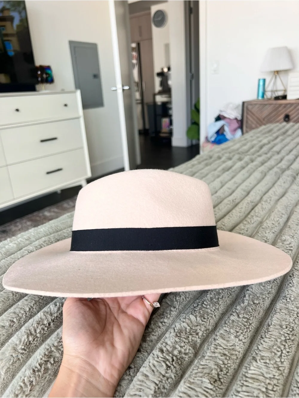 Alxiliary Women's 100% Wool Round Hat Cream Size XS/S